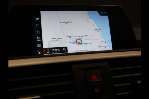 BMW 1-serie 118i M Sport [STOELVERWARMING, TREKHAAK, CRUISE COMTROL, PDC V+A, LED, MULTIFUNCTIONEEL STUURWIEL, NAVIGATIE, BLUETOOTH, 6 BAK, NIEUWSTAAT]