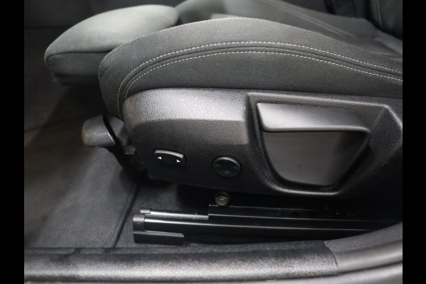 BMW 1-serie 118i M Sport [STOELVERWARMING, TREKHAAK, CRUISE COMTROL, PDC V+A, LED, MULTIFUNCTIONEEL STUURWIEL, NAVIGATIE, BLUETOOTH, 6 BAK, NIEUWSTAAT]