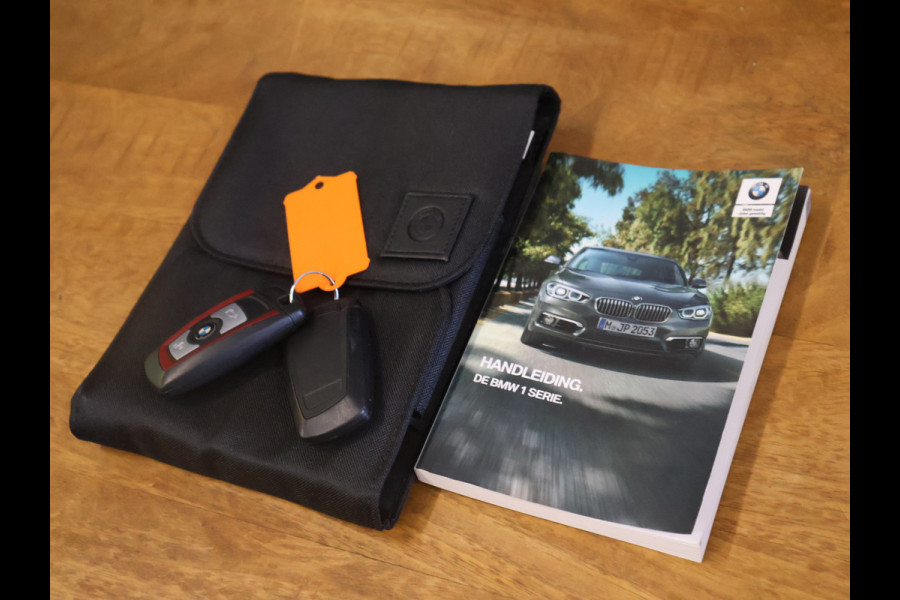 BMW 1-serie 118i M Sport [STOELVERWARMING, TREKHAAK, CRUISE COMTROL, PDC V+A, LED, MULTIFUNCTIONEEL STUURWIEL, NAVIGATIE, BLUETOOTH, 6 BAK, NIEUWSTAAT]