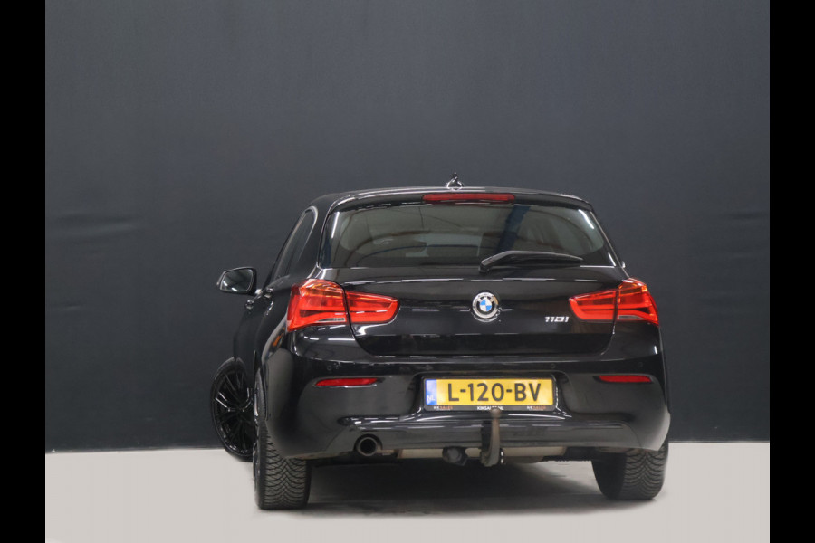 BMW 1-serie 118i M Sport [STOELVERWARMING, TREKHAAK, CRUISE COMTROL, PDC V+A, LED, MULTIFUNCTIONEEL STUURWIEL, NAVIGATIE, BLUETOOTH, 6 BAK, NIEUWSTAAT]