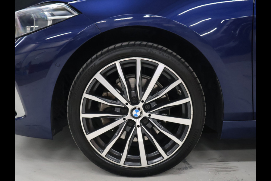 BMW 1-serie 118i M Sport [SCHUIFKANTELDAK, APPLE CARPLAY, ANDROID, ADAPTIVE CRUISE, STOELVERWARMING, SFEERVERLICHTING, CAMERA, PDC V+A, NAVIGATIE, BLUETOOTH, NIEUWSTAAT]