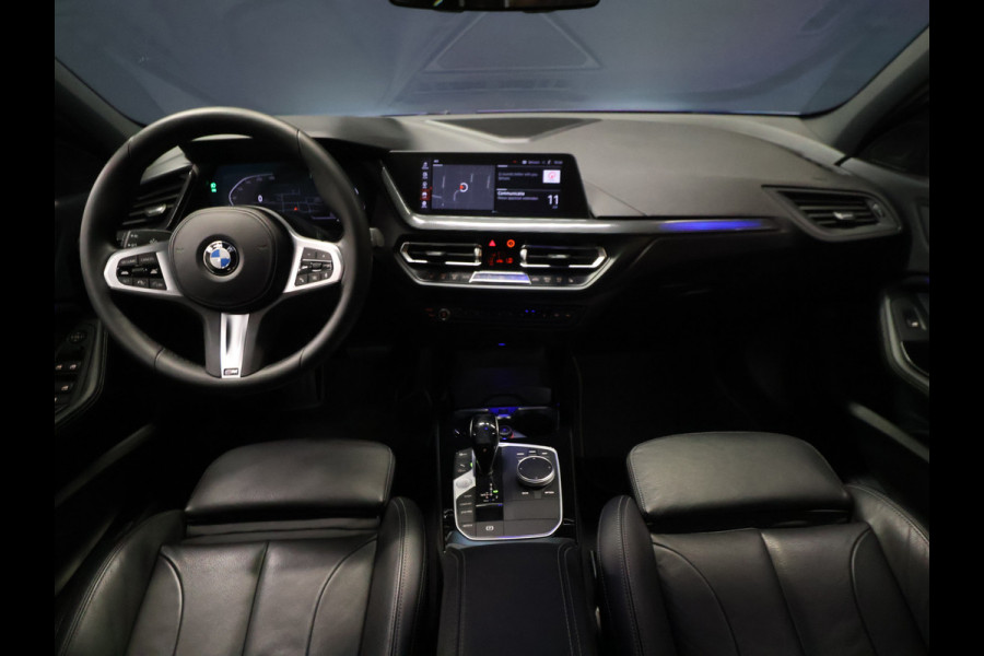 BMW 1-serie 118i M Sport [SCHUIFKANTELDAK, APPLE CARPLAY, ANDROID, ADAPTIVE CRUISE, STOELVERWARMING, SFEERVERLICHTING, CAMERA, PDC V+A, NAVIGATIE, BLUETOOTH, NIEUWSTAAT]