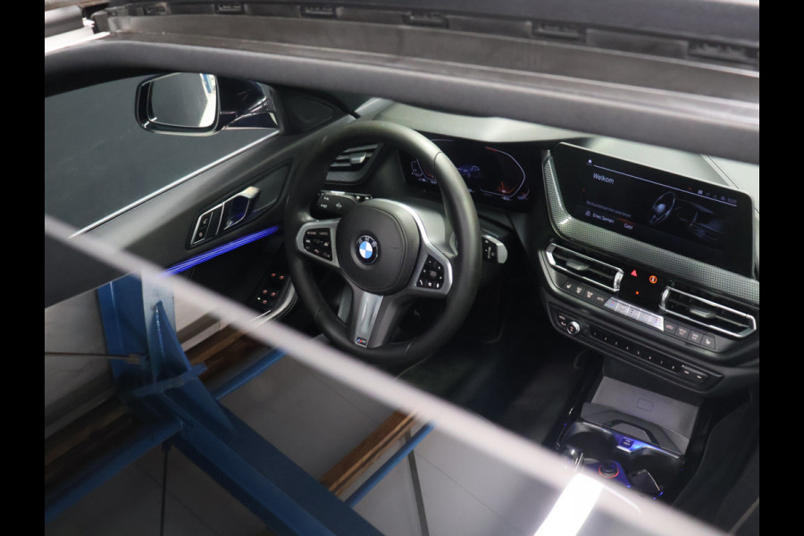 BMW 1-serie 118i M Sport [SCHUIFKANTELDAK, APPLE CARPLAY, ANDROID, ADAPTIVE CRUISE, STOELVERWARMING, SFEERVERLICHTING, CAMERA, PDC V+A, NAVIGATIE, BLUETOOTH, NIEUWSTAAT]