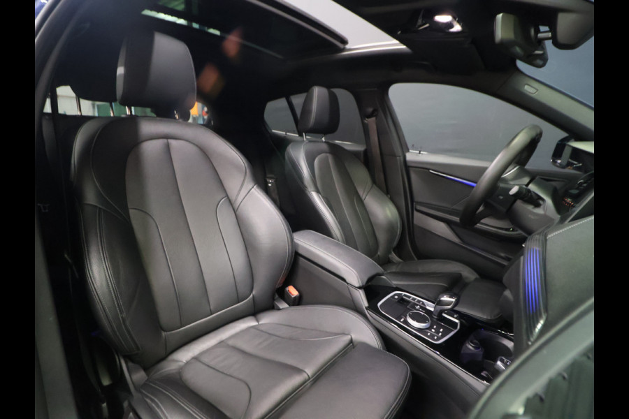 BMW 1-serie 118i M Sport [SCHUIFKANTELDAK, APPLE CARPLAY, ANDROID, ADAPTIVE CRUISE, STOELVERWARMING, SFEERVERLICHTING, CAMERA, PDC V+A, NAVIGATIE, BLUETOOTH, NIEUWSTAAT]