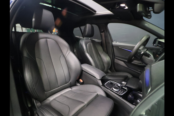 BMW 1-serie 118i M Sport [SCHUIFKANTELDAK, APPLE CARPLAY, ANDROID, ADAPTIVE CRUISE, STOELVERWARMING, SFEERVERLICHTING, CAMERA, PDC V+A, NAVIGATIE, BLUETOOTH, NIEUWSTAAT]