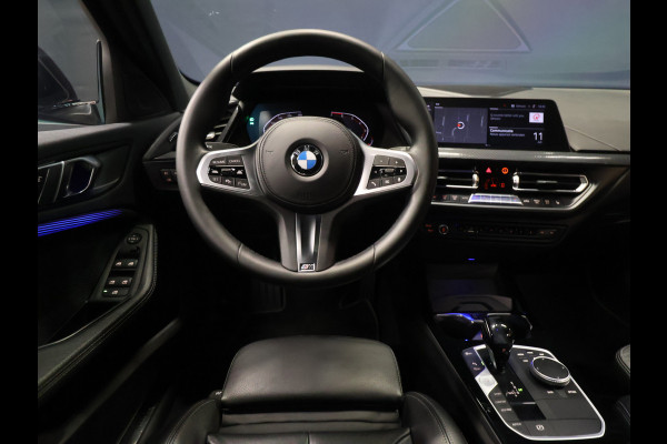 BMW 1-serie 118i M Sport [SCHUIFKANTELDAK, APPLE CARPLAY, ANDROID, ADAPTIVE CRUISE, STOELVERWARMING, SFEERVERLICHTING, CAMERA, PDC V+A, NAVIGATIE, BLUETOOTH, NIEUWSTAAT]