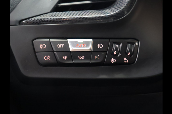 BMW 1-serie 118i M Sport [SCHUIFKANTELDAK, APPLE CARPLAY, ANDROID, ADAPTIVE CRUISE, STOELVERWARMING, SFEERVERLICHTING, CAMERA, PDC V+A, NAVIGATIE, BLUETOOTH, NIEUWSTAAT]