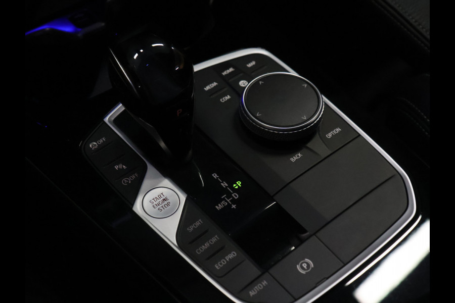 BMW 1-serie 118i M Sport [SCHUIFKANTELDAK, APPLE CARPLAY, ANDROID, ADAPTIVE CRUISE, STOELVERWARMING, SFEERVERLICHTING, CAMERA, PDC V+A, NAVIGATIE, BLUETOOTH, NIEUWSTAAT]