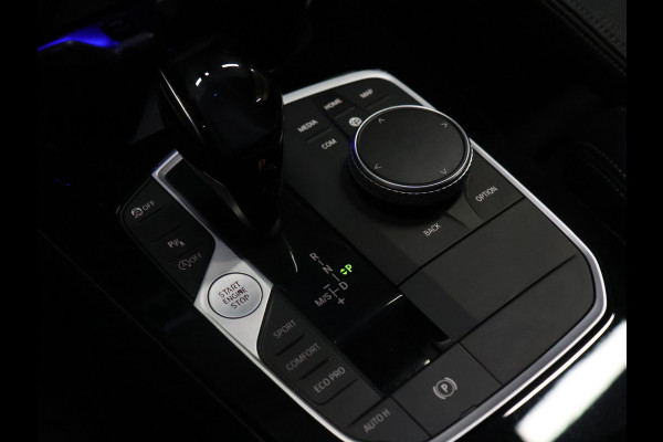 BMW 1-serie 118i M Sport [SCHUIFKANTELDAK, APPLE CARPLAY, ANDROID, ADAPTIVE CRUISE, STOELVERWARMING, SFEERVERLICHTING, CAMERA, PDC V+A, NAVIGATIE, BLUETOOTH, NIEUWSTAAT]