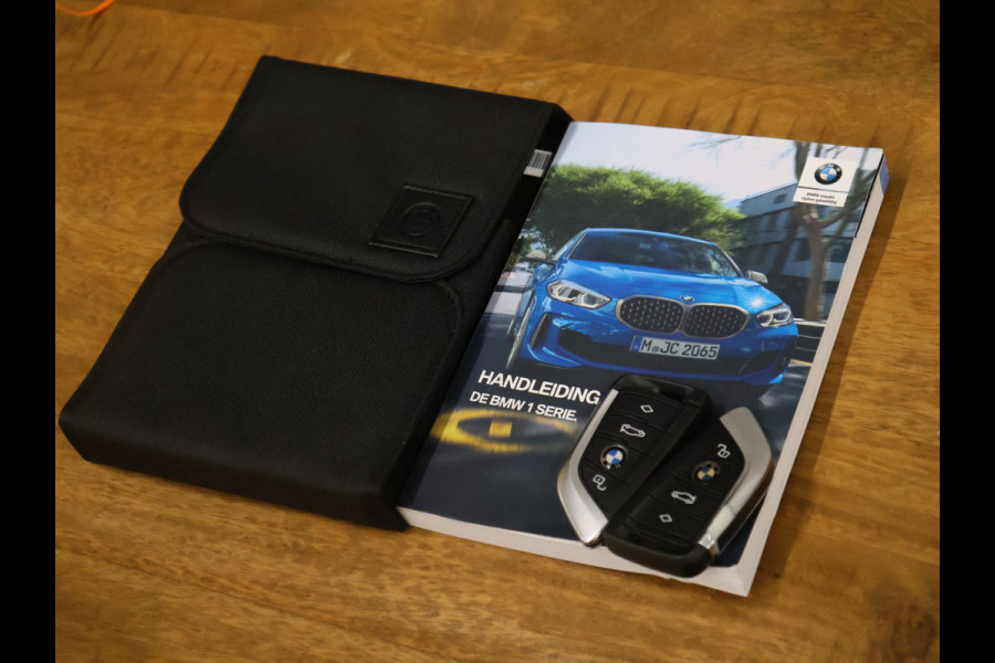 BMW 1-serie 118i M Sport [SCHUIFKANTELDAK, APPLE CARPLAY, ANDROID, ADAPTIVE CRUISE, STOELVERWARMING, SFEERVERLICHTING, CAMERA, PDC V+A, NAVIGATIE, BLUETOOTH, NIEUWSTAAT]