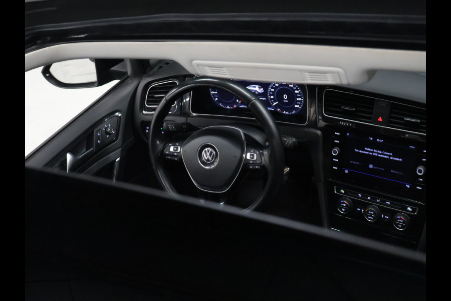 Volkswagen Golf 1.5 TSI Highline [SCHUIFKANTELDAK, APPLE CARPLAY, ANDROID, CAMERA, PDC V+A, ADAPTIVE CRUISE, TREKHAAK, DIGITAL DASH, LED, BLUETOOTH, NAVIGATIE, NIEUWSTAAT]