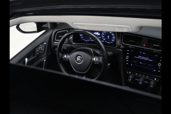 Volkswagen Golf 1.5 TSI Highline [SCHUIFKANTELDAK, APPLE CARPLAY, ANDROID, CAMERA, PDC V+A, ADAPTIVE CRUISE, TREKHAAK, DIGITAL DASH, LED, BLUETOOTH, NAVIGATIE, NIEUWSTAAT]