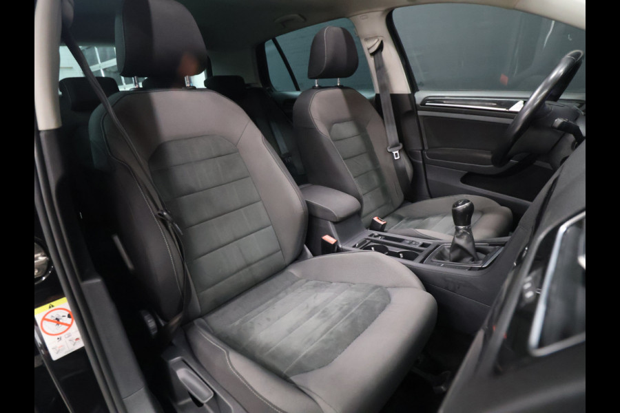 Volkswagen Golf 1.5 TSI Highline [SCHUIFKANTELDAK, APPLE CARPLAY, ANDROID, CAMERA, PDC V+A, ADAPTIVE CRUISE, TREKHAAK, DIGITAL DASH, LED, BLUETOOTH, NAVIGATIE, NIEUWSTAAT]