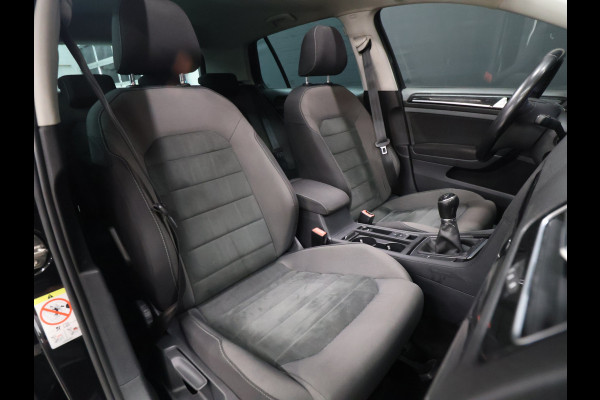 Volkswagen Golf 1.5 TSI Highline [SCHUIFKANTELDAK, APPLE CARPLAY, ANDROID, CAMERA, PDC V+A, ADAPTIVE CRUISE, TREKHAAK, DIGITAL DASH, LED, BLUETOOTH, NAVIGATIE, NIEUWSTAAT]