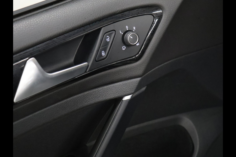 Volkswagen Golf 1.5 TSI Highline [SCHUIFKANTELDAK, APPLE CARPLAY, ANDROID, CAMERA, PDC V+A, ADAPTIVE CRUISE, TREKHAAK, DIGITAL DASH, LED, BLUETOOTH, NAVIGATIE, NIEUWSTAAT]