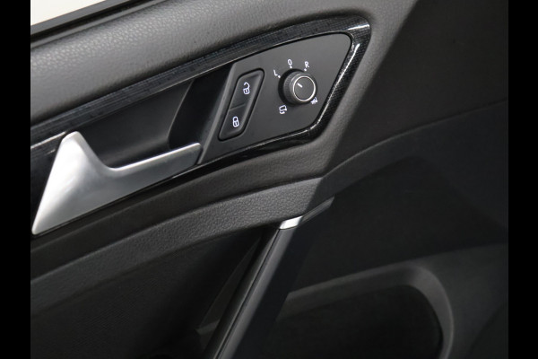 Volkswagen Golf 1.5 TSI Highline [SCHUIFKANTELDAK, APPLE CARPLAY, ANDROID, CAMERA, PDC V+A, ADAPTIVE CRUISE, TREKHAAK, DIGITAL DASH, LED, BLUETOOTH, NAVIGATIE, NIEUWSTAAT]