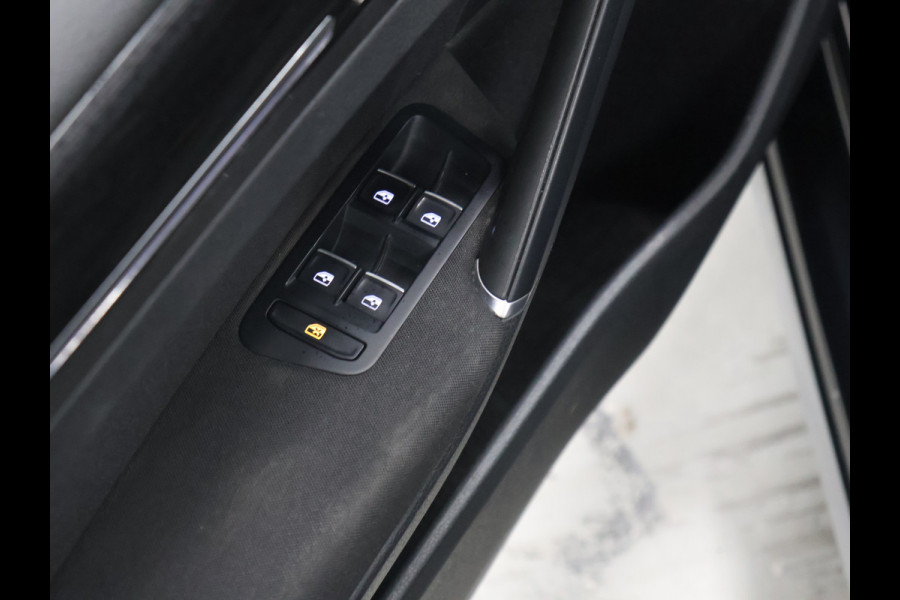 Volkswagen Golf 1.5 TSI Highline [SCHUIFKANTELDAK, APPLE CARPLAY, ANDROID, CAMERA, PDC V+A, ADAPTIVE CRUISE, TREKHAAK, DIGITAL DASH, LED, BLUETOOTH, NAVIGATIE, NIEUWSTAAT]