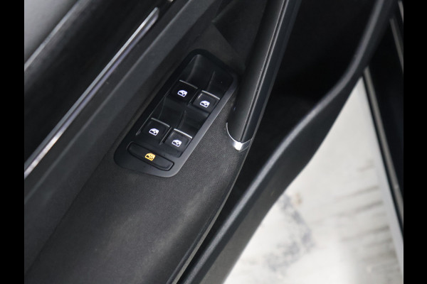 Volkswagen Golf 1.5 TSI Highline [SCHUIFKANTELDAK, APPLE CARPLAY, ANDROID, CAMERA, PDC V+A, ADAPTIVE CRUISE, TREKHAAK, DIGITAL DASH, LED, BLUETOOTH, NAVIGATIE, NIEUWSTAAT]