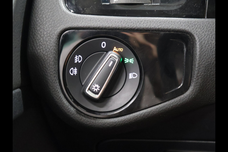 Volkswagen Golf 1.5 TSI Highline [SCHUIFKANTELDAK, APPLE CARPLAY, ANDROID, CAMERA, PDC V+A, ADAPTIVE CRUISE, TREKHAAK, DIGITAL DASH, LED, BLUETOOTH, NAVIGATIE, NIEUWSTAAT]