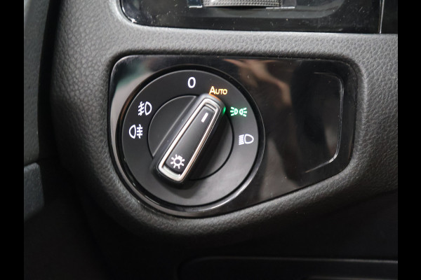Volkswagen Golf 1.5 TSI Highline [SCHUIFKANTELDAK, APPLE CARPLAY, ANDROID, CAMERA, PDC V+A, ADAPTIVE CRUISE, TREKHAAK, DIGITAL DASH, LED, BLUETOOTH, NAVIGATIE, NIEUWSTAAT]
