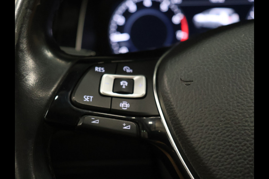 Volkswagen Golf 1.5 TSI Highline [SCHUIFKANTELDAK, APPLE CARPLAY, ANDROID, CAMERA, PDC V+A, ADAPTIVE CRUISE, TREKHAAK, DIGITAL DASH, LED, BLUETOOTH, NAVIGATIE, NIEUWSTAAT]