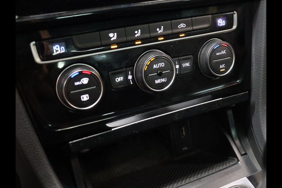 Volkswagen Golf 1.5 TSI Highline [SCHUIFKANTELDAK, APPLE CARPLAY, ANDROID, CAMERA, PDC V+A, ADAPTIVE CRUISE, TREKHAAK, DIGITAL DASH, LED, BLUETOOTH, NAVIGATIE, NIEUWSTAAT]