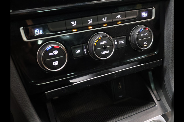 Volkswagen Golf 1.5 TSI Highline [SCHUIFKANTELDAK, APPLE CARPLAY, ANDROID, CAMERA, PDC V+A, ADAPTIVE CRUISE, TREKHAAK, DIGITAL DASH, LED, BLUETOOTH, NAVIGATIE, NIEUWSTAAT]