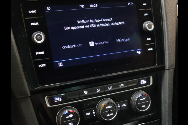 Volkswagen Golf 1.5 TSI Highline [SCHUIFKANTELDAK, APPLE CARPLAY, ANDROID, CAMERA, PDC V+A, ADAPTIVE CRUISE, TREKHAAK, DIGITAL DASH, LED, BLUETOOTH, NAVIGATIE, NIEUWSTAAT]
