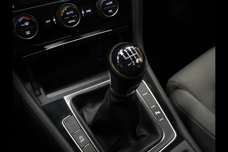 Volkswagen Golf 1.5 TSI Highline [SCHUIFKANTELDAK, APPLE CARPLAY, ANDROID, CAMERA, PDC V+A, ADAPTIVE CRUISE, TREKHAAK, DIGITAL DASH, LED, BLUETOOTH, NAVIGATIE, NIEUWSTAAT]