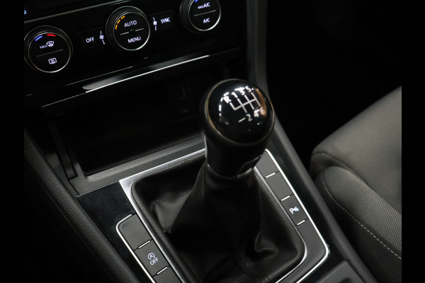 Volkswagen Golf 1.5 TSI Highline [SCHUIFKANTELDAK, APPLE CARPLAY, ANDROID, CAMERA, PDC V+A, ADAPTIVE CRUISE, TREKHAAK, DIGITAL DASH, LED, BLUETOOTH, NAVIGATIE, NIEUWSTAAT]