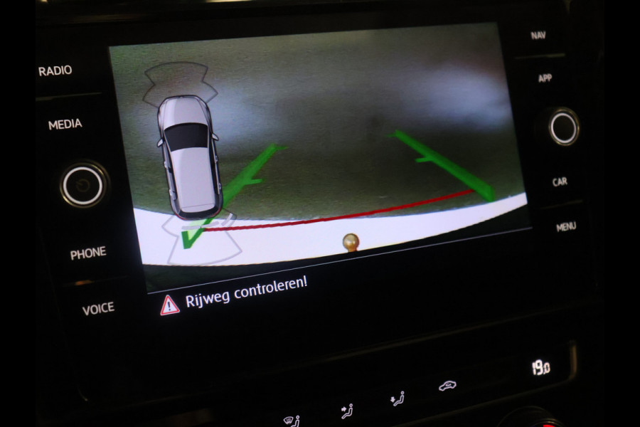 Volkswagen Golf 1.5 TSI Highline [SCHUIFKANTELDAK, APPLE CARPLAY, ANDROID, CAMERA, PDC V+A, ADAPTIVE CRUISE, TREKHAAK, DIGITAL DASH, LED, BLUETOOTH, NAVIGATIE, NIEUWSTAAT]