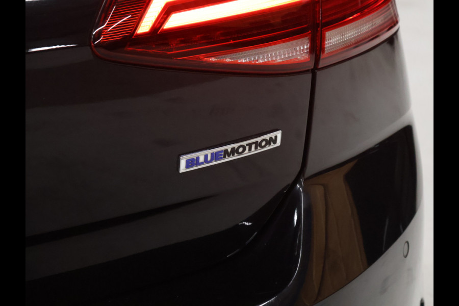 Volkswagen Golf 1.5 TSI Highline [SCHUIFKANTELDAK, APPLE CARPLAY, ANDROID, CAMERA, PDC V+A, ADAPTIVE CRUISE, TREKHAAK, DIGITAL DASH, LED, BLUETOOTH, NAVIGATIE, NIEUWSTAAT]