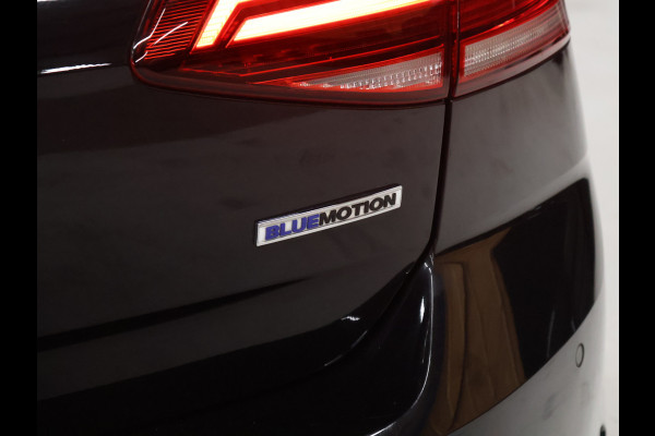 Volkswagen Golf 1.5 TSI Highline [SCHUIFKANTELDAK, APPLE CARPLAY, ANDROID, CAMERA, PDC V+A, ADAPTIVE CRUISE, TREKHAAK, DIGITAL DASH, LED, BLUETOOTH, NAVIGATIE, NIEUWSTAAT]
