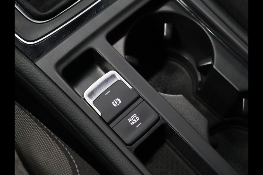 Volkswagen Golf 1.5 TSI Highline [SCHUIFKANTELDAK, APPLE CARPLAY, ANDROID, CAMERA, PDC V+A, ADAPTIVE CRUISE, TREKHAAK, DIGITAL DASH, LED, BLUETOOTH, NAVIGATIE, NIEUWSTAAT]