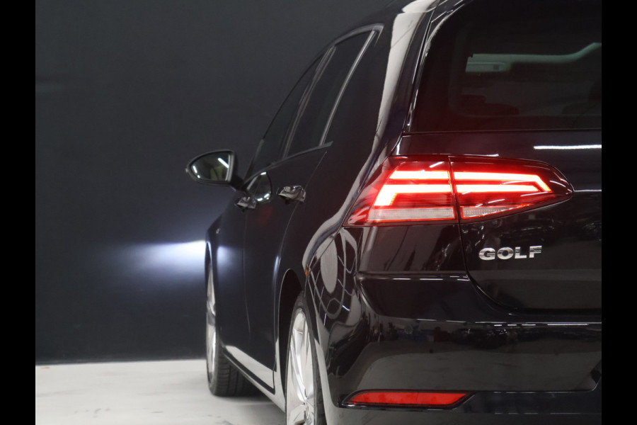 Volkswagen Golf 1.5 TSI Highline [SCHUIFKANTELDAK, APPLE CARPLAY, ANDROID, CAMERA, PDC V+A, ADAPTIVE CRUISE, TREKHAAK, DIGITAL DASH, LED, BLUETOOTH, NAVIGATIE, NIEUWSTAAT]