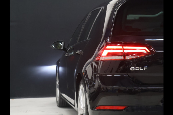 Volkswagen Golf 1.5 TSI Highline [SCHUIFKANTELDAK, APPLE CARPLAY, ANDROID, CAMERA, PDC V+A, ADAPTIVE CRUISE, TREKHAAK, DIGITAL DASH, LED, BLUETOOTH, NAVIGATIE, NIEUWSTAAT]