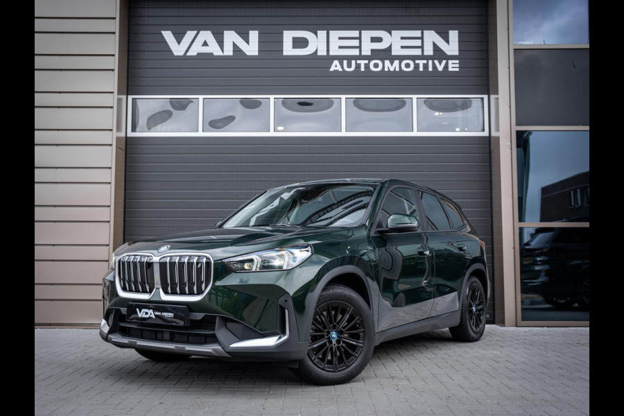 BMW iX1 xDrive30 67 kWh - Camera l Trekhaak l Keyless l Carplay