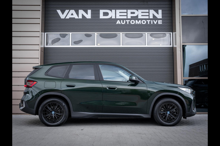 BMW iX1 xDrive30 67 kWh - Camera l Trekhaak l Keyless l Carplay