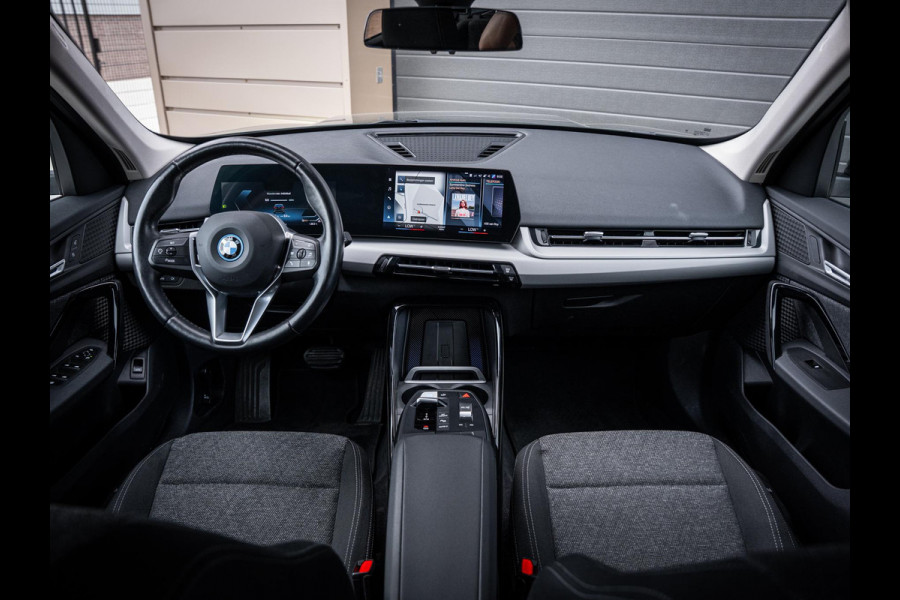 BMW iX1 xDrive30 67 kWh - Camera l Trekhaak l Keyless l Carplay