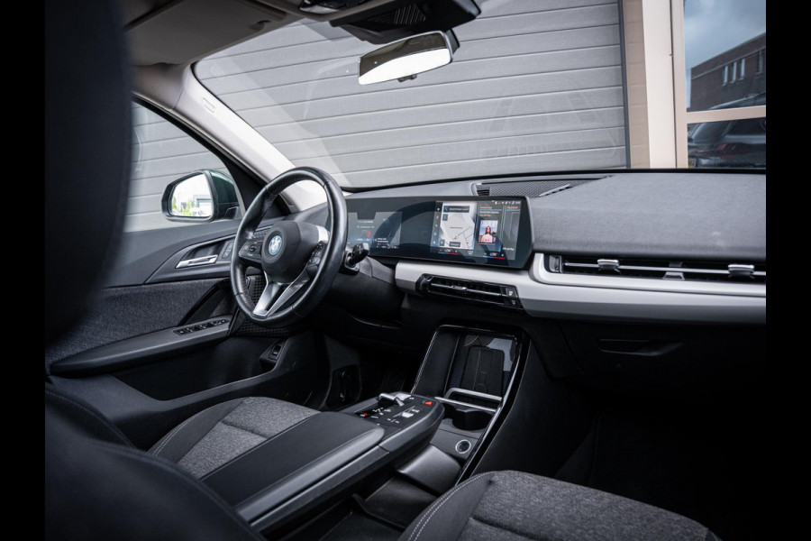 BMW iX1 xDrive30 67 kWh - Camera l Trekhaak l Keyless l Carplay