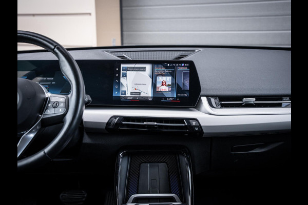 BMW iX1 xDrive30 67 kWh - Camera l Trekhaak l Keyless l Carplay