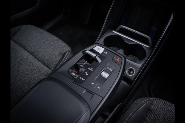 BMW iX1 xDrive30 67 kWh - Camera l Trekhaak l Keyless l Carplay