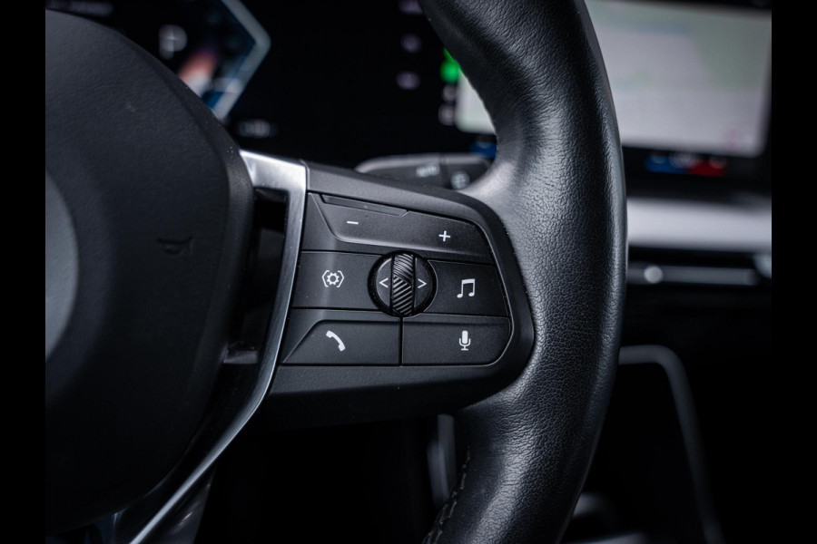 BMW iX1 xDrive30 67 kWh - Camera l Trekhaak l Keyless l Carplay