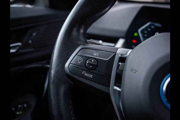 BMW iX1 xDrive30 67 kWh - Camera l Trekhaak l Keyless l Carplay