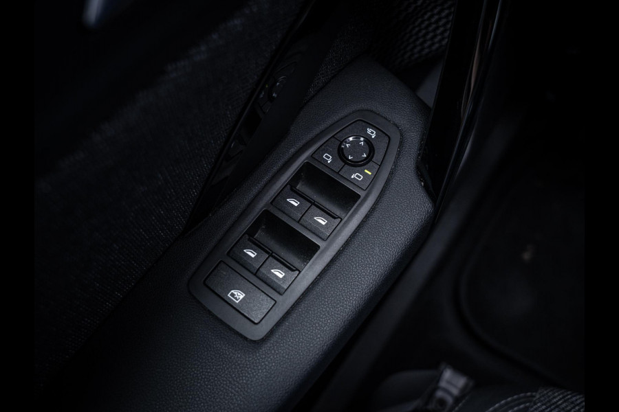 BMW iX1 xDrive30 67 kWh - Camera l Trekhaak l Keyless l Carplay
