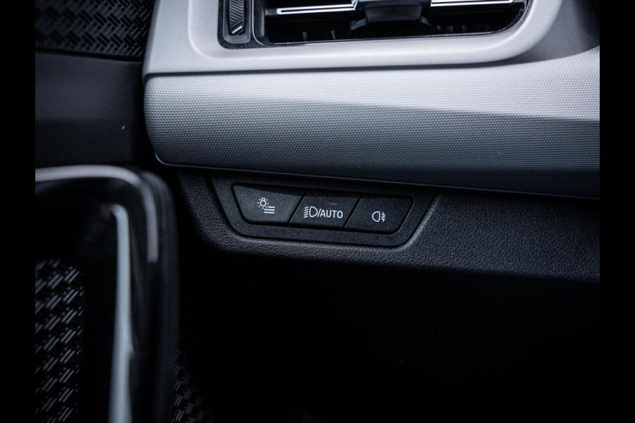 BMW iX1 xDrive30 67 kWh - Camera l Trekhaak l Keyless l Carplay