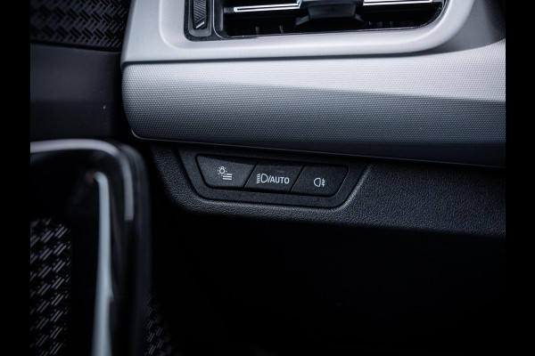 BMW iX1 xDrive30 67 kWh - Camera l Trekhaak l Keyless l Carplay