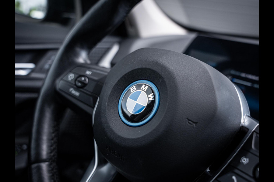 BMW iX1 xDrive30 67 kWh - Camera l Trekhaak l Keyless l Carplay