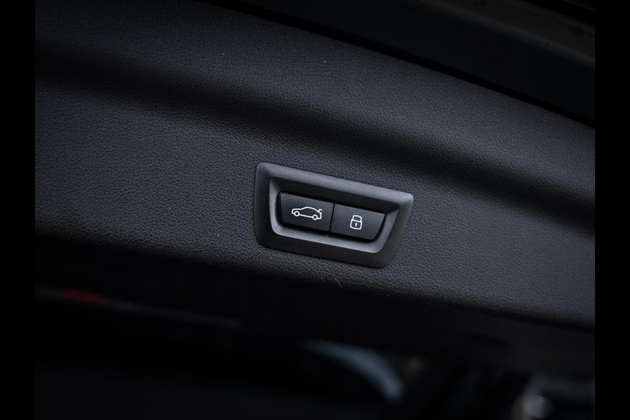 BMW iX1 xDrive30 67 kWh - Camera l Trekhaak l Keyless l Carplay