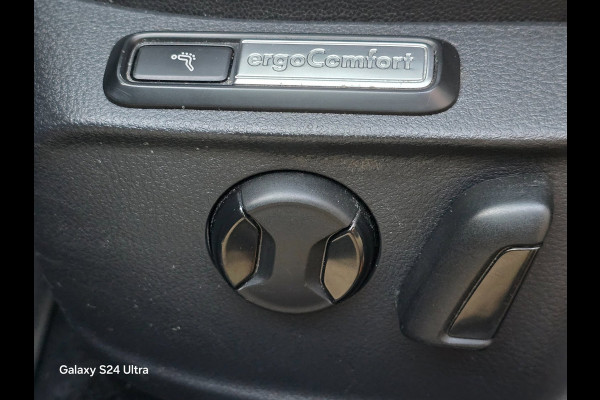 Volkswagen Passat Variant 2.0 TDI Highline Business R / Aut / Acc / 150 PK / Lane Assist / Camera / Elek Pakket / Xenon / Pdc / 18